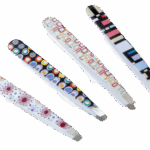 ALTESSE PINCE A EPILER EN INOX AVEC MORS BIAIS ET DECORS ASSORTIS 9 5CM